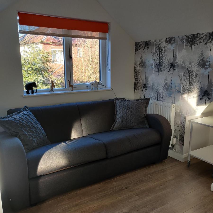 Delightful & Picturesque Modern Detached Apartment, Next To Chester Zoo, Near Park And Ride To City Centre Экстерьер фото